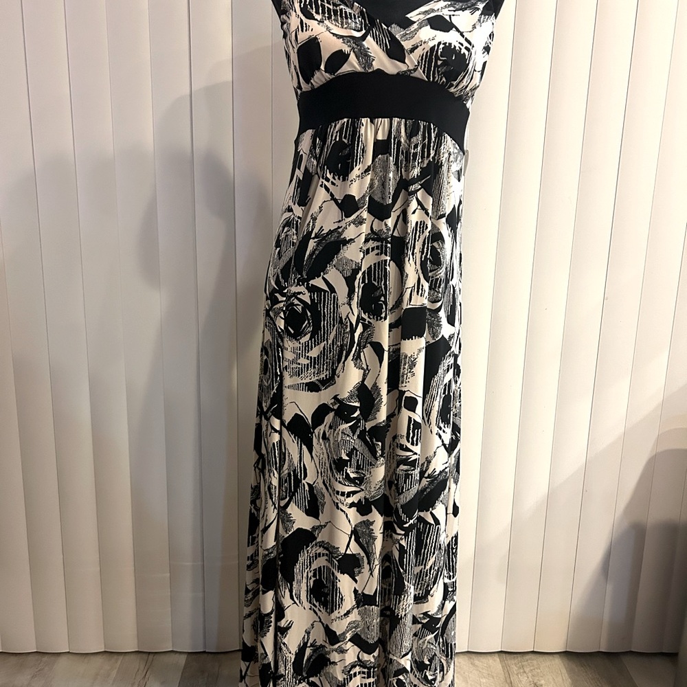 NWT long sleeveless flowing dress